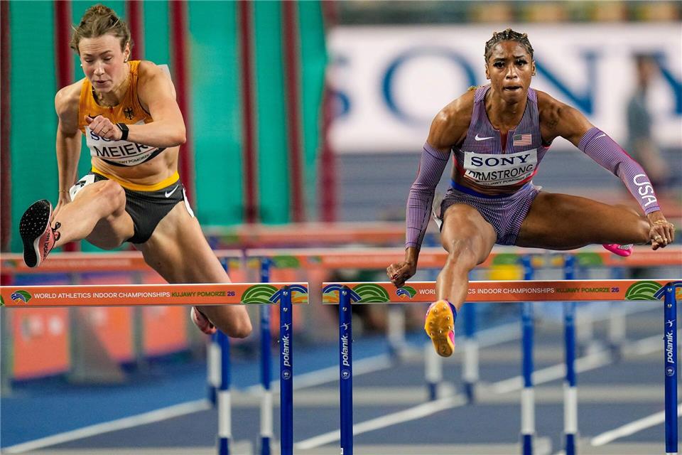Marlene Meier (l) freut sich über eine persönliche Beszeit. Petr David Josek/AP/dpa
