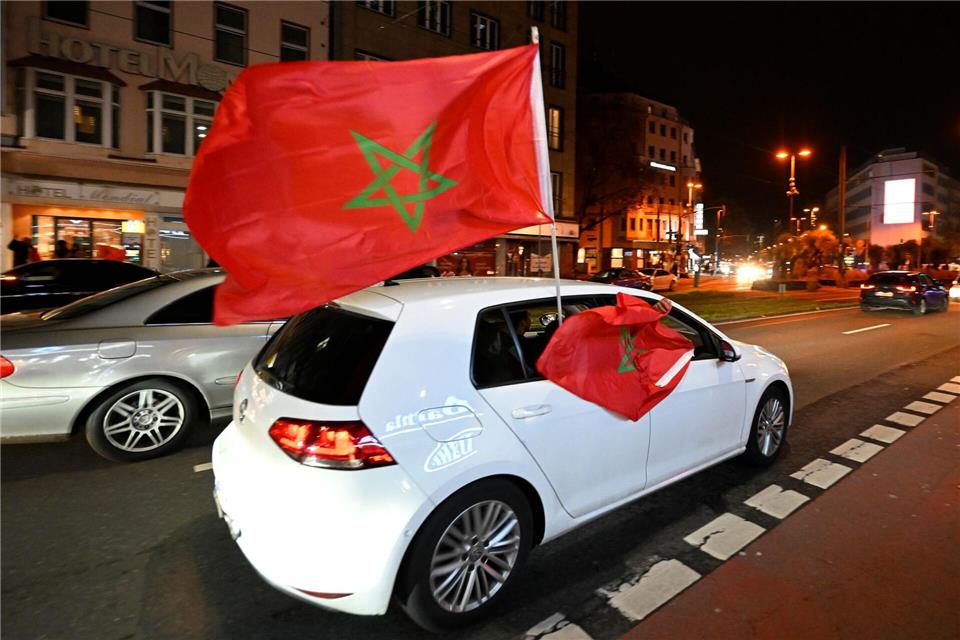 Marokkaner in Frankreich stehen vor dem Viertelfinale beider Länder vor der Qual der Wahl: Welche Mannschaft unterstützen sie? (Symbolbild).Roberto Pfeil/dpa