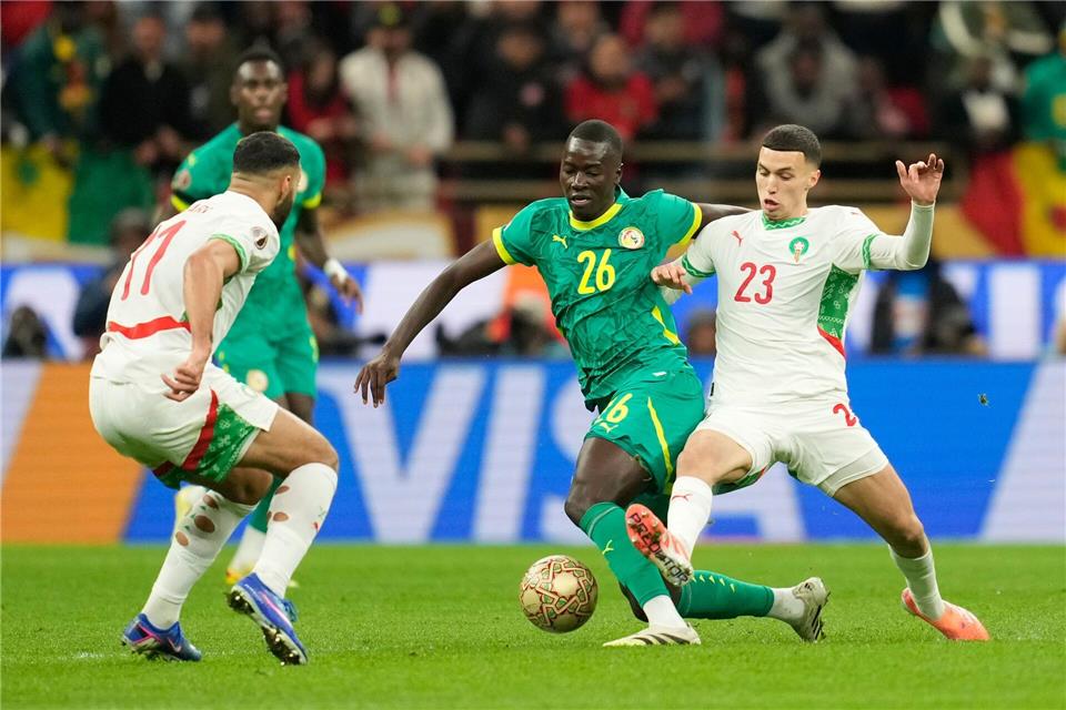 Marokkos Bilal El Khannouss (r) und Senegals Pape Gueye lieferten sich mit ihren Teams ein intensives Finale.Mosa’ab Elshamy/AP/dpa