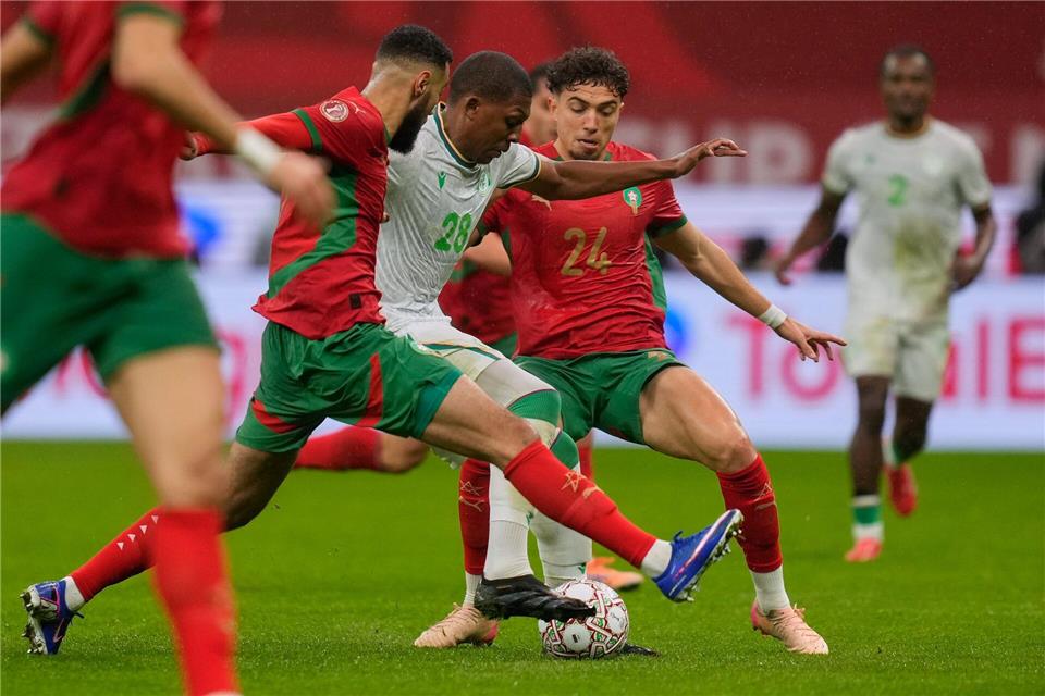 Marokkos Fußballer (rot) taten sich gegen den Außenseiter von den Komoren zum Start des Afrika Cups schwerer als gedacht.Mosa’ab Elshamy/AP/dpa