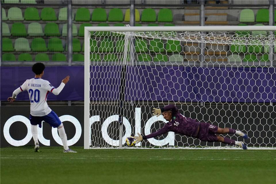 Dritter Torhüter als Held: Marokko im Finale der U20-WM Marokkos Torhüter Abdelhakim Mesbahi hält einen Elfmeter.Matias Delacroix/AP/dpa