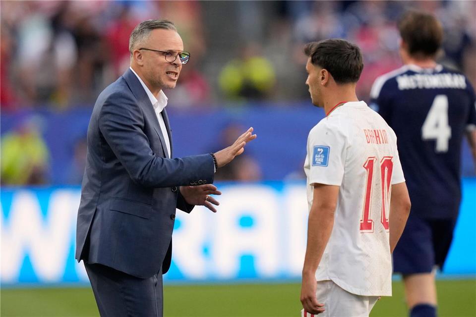 Marokkos Trainer Mohamed Ouahbi (l.) mit Offensivstar Brahim Díaz. (Archivbild)Charles Krupa/AP/dpa