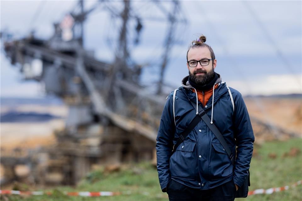 RWE zieht Strafbefehl gegen Wettkönig zurück Marten Reiß, Wettkönig von „Wetten, dass..?“, steht vor einem Braunkohlebagger in der Nähe des Protestcamps Lützerath.
