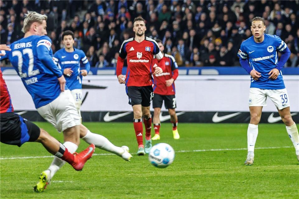 Marten Winkler (2.v.l) spielte gegen St. Pauli in ungewohnter Rolle auf der linken Seite.Andreas Gora/dpa