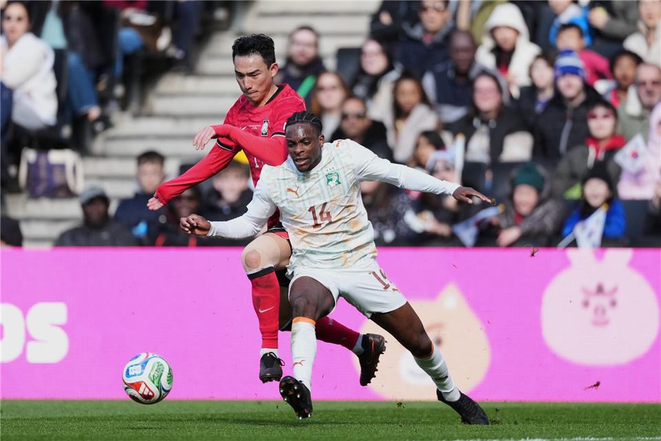 Martial Godo (vorne) gewann mit der Elfenbeinküste einen WM-Test gegen Südkorea.Dave Shopland/AP/dpa