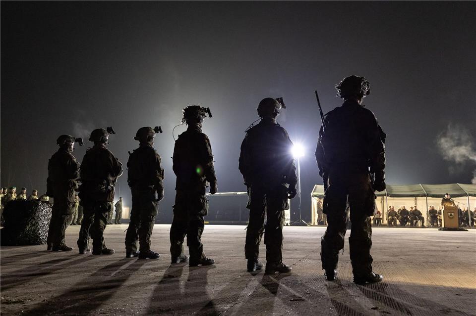 Martialisch: Soldaten eines Panzergrenadierbataillons der Bundeswehr stehen während der offiziellen Übergabe des neuen Sturmgewehrs G95 auf dem Truppenübungsplatz Grafenwöhr.Daniel Karmann/dpa