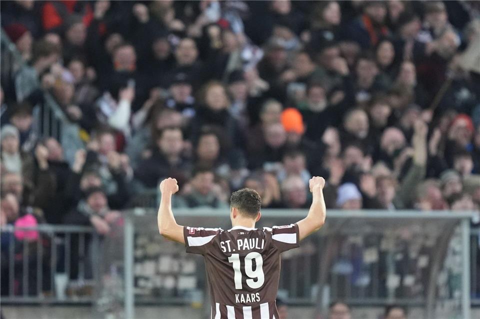 Martijn Kaars (FC St. Pauli) jubelt über seinen Treffer zum 1:0 für den FC St. Pauli.Marcus Brandt/dpa