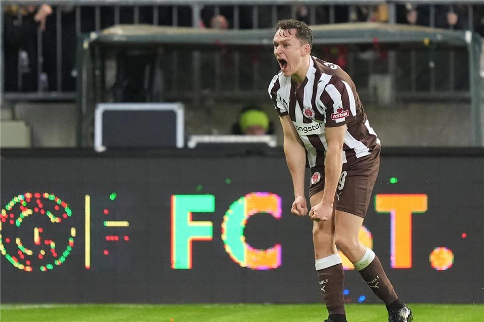 Martijn Kaars jubelt über seinen Treffer zum 1:0 für den FC St. Pauli.Marcus Brandt/dpa