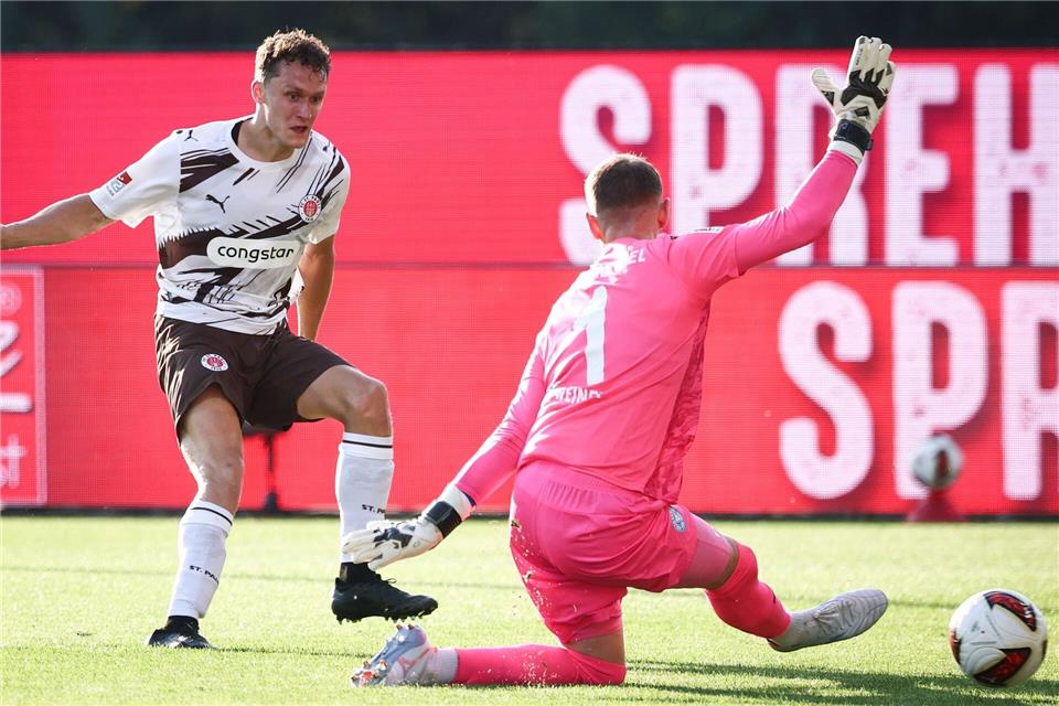 Martijn Kaars überwindet Kiels Keeper Timon Weiner zum 1:0 für den FC St. Pauli.Christian Charisius/dpa