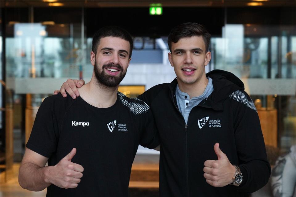 Martim (l) und Francisco Costa schließen sich der SG Flensburg-Handewitt an. (Archivbild)Soeren Stache/dpa