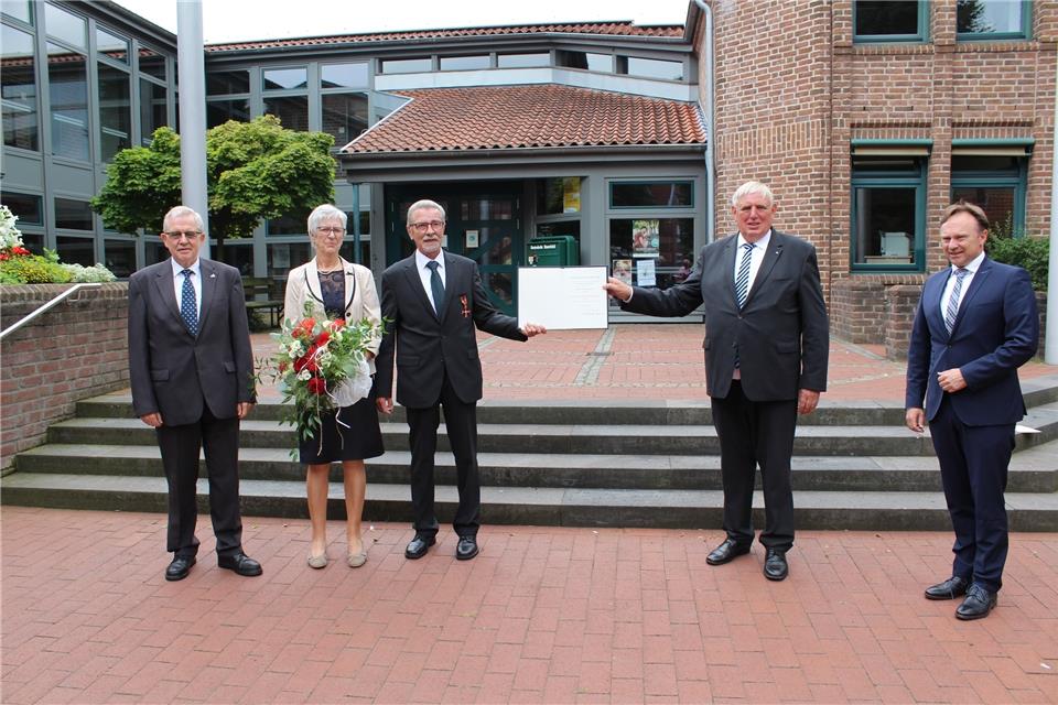 Martin Aloys Hadder (Mitte) ist von Landesgesundheitsminister Karl-Josef Laumann (2. v. r.) mit dem Bundesverdienstkreuz ausgezeichnet worden. Hans-Dieter Strothmann, der stellvertretende Bürgermeister, Brigitte Hadder und Landrat Dr. Kai Zwicker (von links) gratulieren.
