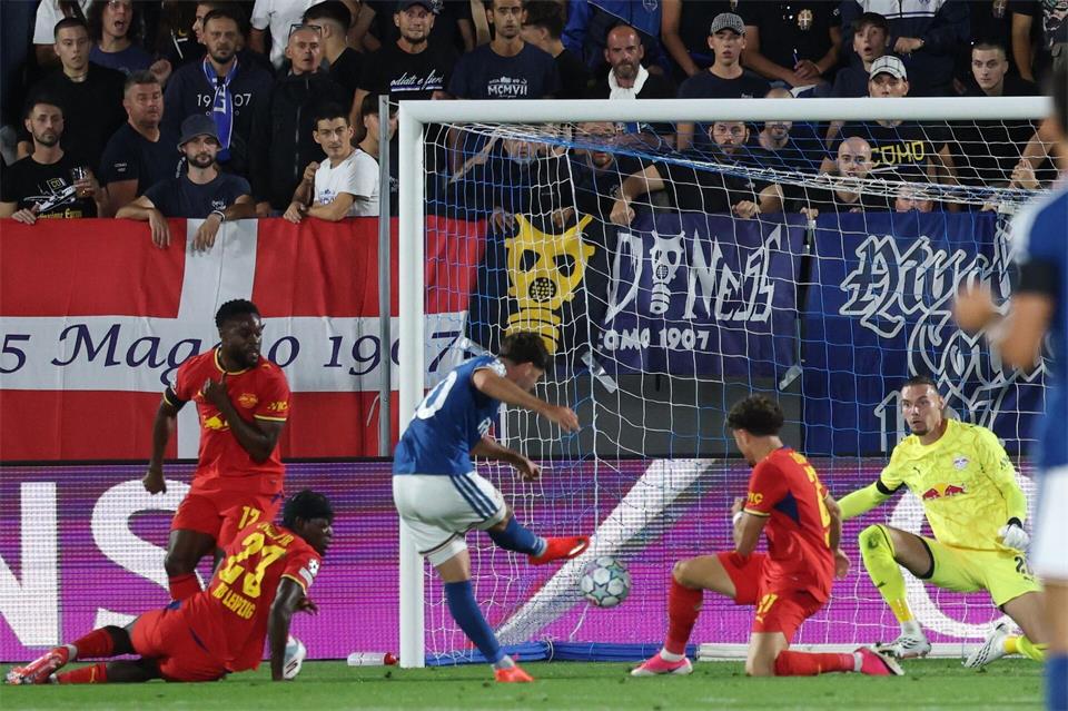 Martin Baturina trifft zum 1:0 für Como.Jan Woitas/dpa