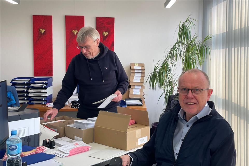 Martin Büsken und Georg Nattefort haben im Raesfelder Briefwahlbüro viel zu tun.