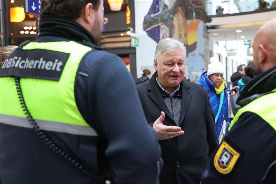 Martin Burkert nahm am Nürnberger Bahnhof an der Schweigeminute für den getöteten Zugbegleiter teil. Daniel Löb/dpa