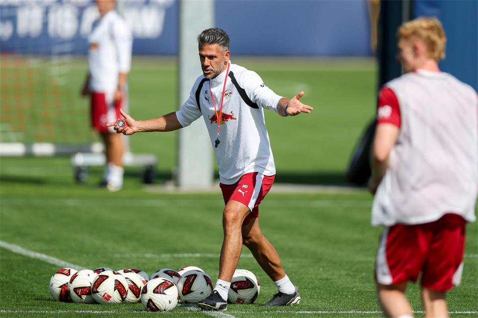 Martín Demichelis hat beim Training von RB Leipzig noch nicht alle Nationalspieler zur Verfügung. (Archivbild)Jan Woitas/dpa