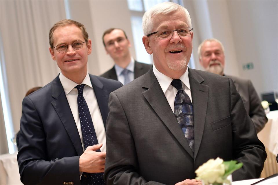 Martin Gutzeit (rechts) war rund 25 Jahre lang Berliner Landesbeauftragter für die Stasi-Unterlagen. 2017 wurde er von dem damaligen Regierenden Bürgermeister Michael Müller (SPD) verabschiedet. (Archivbild) picture alliance / Britta Pedersen/dpa-Zentralbild/ZB