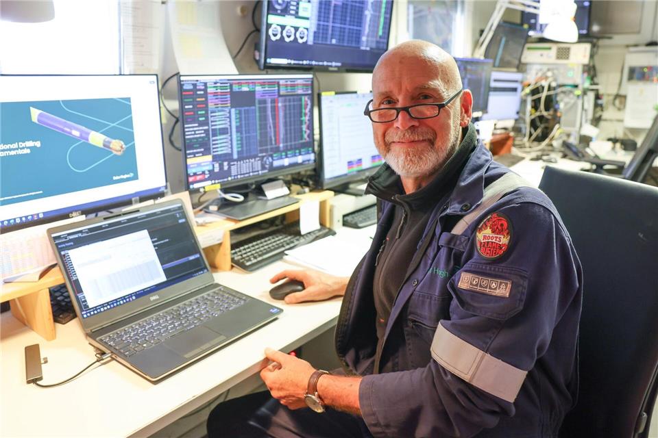 Martin Jonink steuert die Richtung der neuen Bohrrohre. Christian Charisius/dpa