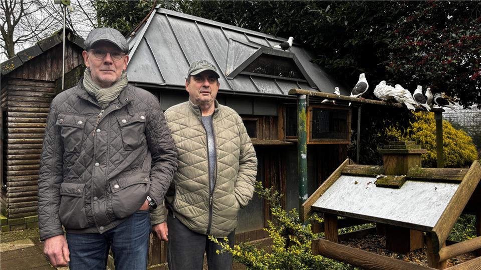 Martin Kapell (links) und Achim Weis vor dem Taubenhaus im Vogelpark Heiden. Im August soll die Erneuerung beginnen.