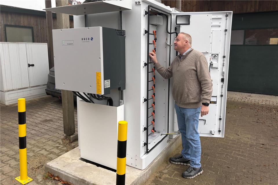 Martin Kaß hat auf seinem Firmengelände einen Speicher aufgebaut, der ausschließlich auf den Stromhandel ausgelegt ist.