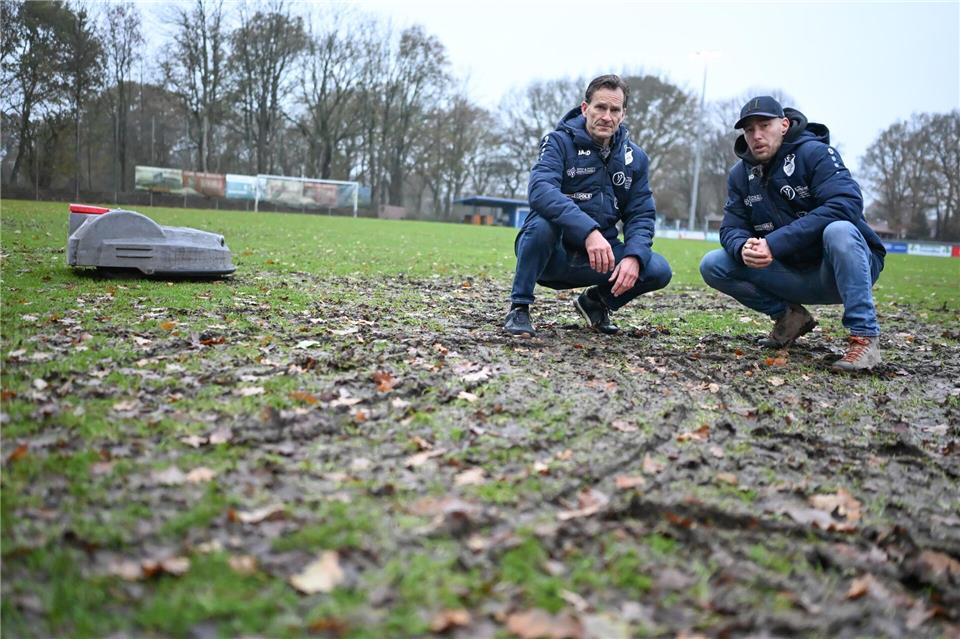 Martin Monnerjahn (l.) und Alexander Fink von der SG Egels-Popens können die Rasenmäher-Panne trotz des Schadens mit Humor sehen. Lars Penning/dpa