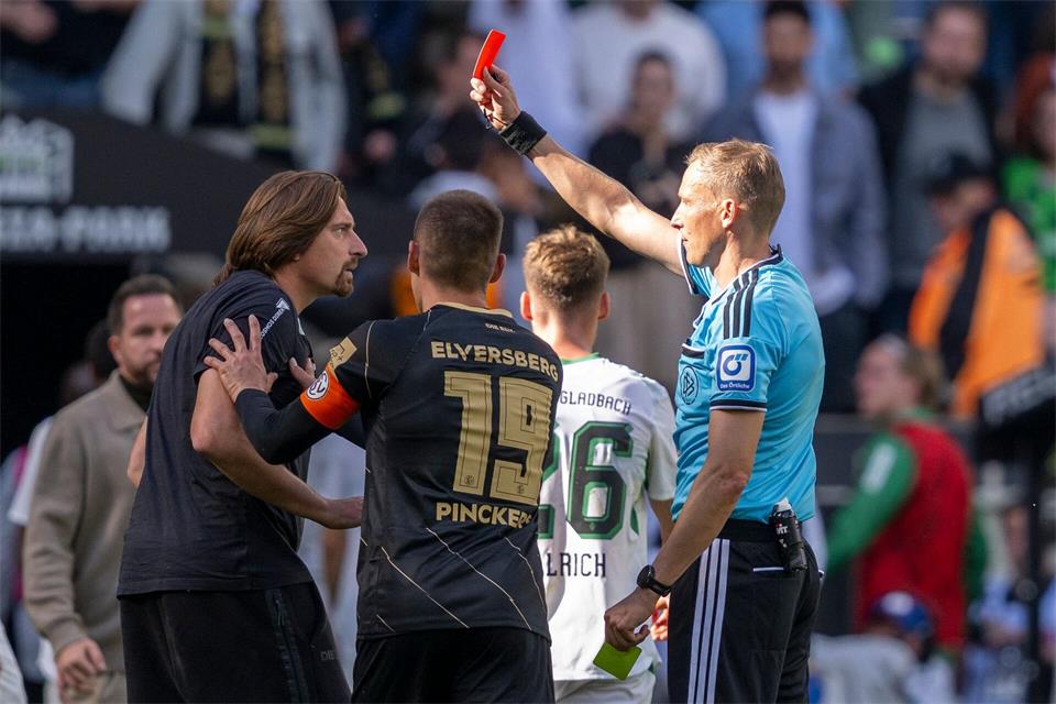 Martin Petersen zeigt Trainer Vincent Wagner die Gelb-Rote Karte.David Inderlied/dpa