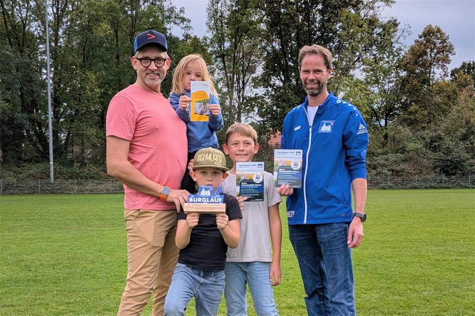 Martin Rentmeister (rechts), Mitglied im Orgateam des Burglaufs, überreichte dem dreifachen Familienvater Jan-Christoph Wolber den verdienten Holzpokal für den Drittplatzierten.