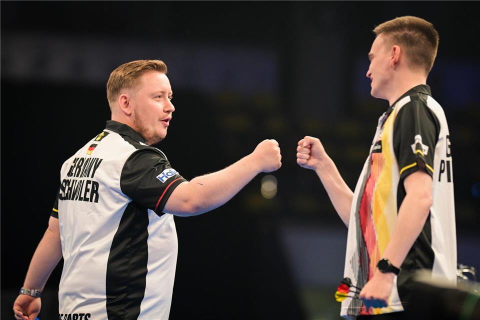 Martin Schindler (l) und Ricardo Pietreczko feierten bei der Team-WM einen souveränen Auftakterfolg.Hannes P. Albert/dpa