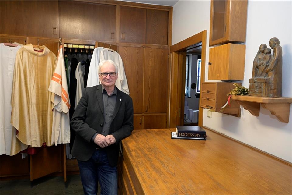 „Aufarbeitung der Missbrauchsfälle in der Kirche gehört in die Hände des Staats“ Martin Schmitz (62) in der Sakristei in Rhede, in der als Junge von Heinz Pottbäcker missbraucht wurde. Pottbäcker (†2007) war von 1971 bis 1973 Kaplan der Gemeinde Zur heiligen Familie. Pottbäcker hat sich vielfach des sexuellen Missbrauchs schuldig gemacht. Von seinen Dienstvorgesetzten in der Kirche ist Pottbäcker nie zur Rechenschaft gezogen worden. Das Foto mit Schmitz ist im Rahmen seines Buches „Der dunkle Hirte“ entstanden.