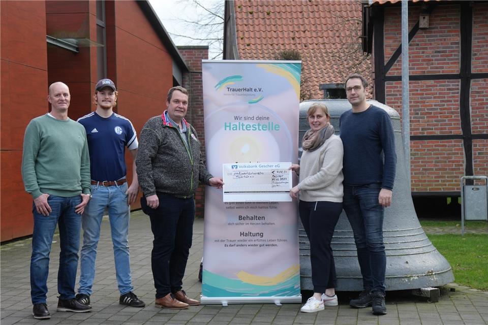 Martin Schulte, Max Tüber und Nico Charbon (v. l.) haben die Spende an Bettina und Norbert Roßkamp überreicht.