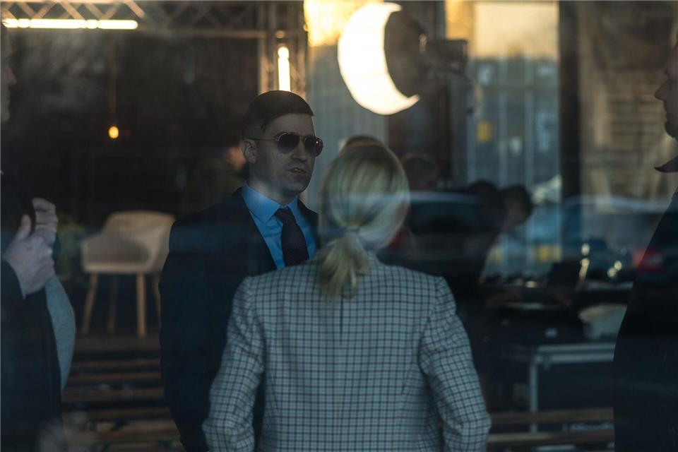 Martin Sellner spricht mit AfD-Politikerin Lena Kotré. Frank Hammerschmidt/dpa