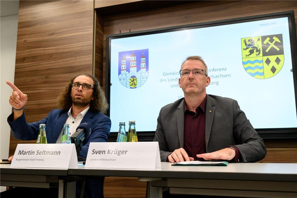 Martin Seltmann und Sven Krüger erläuterten am Abend das weitere Vorgehen.Hendrik Schmidt/dpa