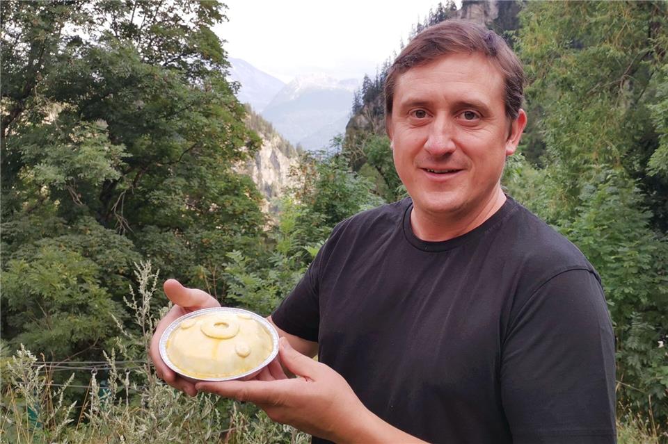 Martin Summermatter ist Inhaber des Restaurants Sparrhorn in Belalp im Wallis und bereitet die Teigrohlinge regelmäßig als Einzelportionen zu und friert sie ein.Gerladine Friedrich/dpa-tmn