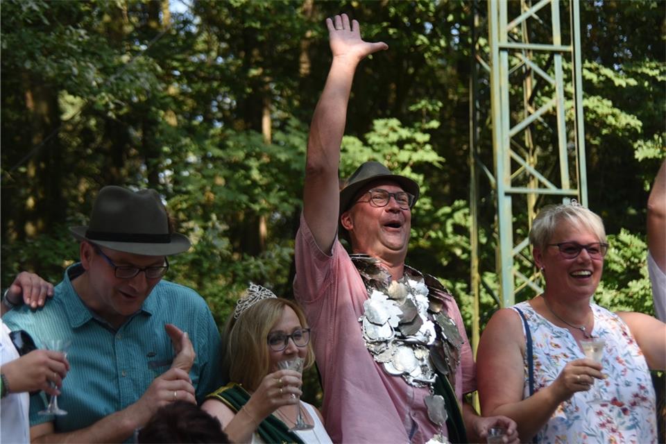 Martin Te-Rhedebrügge und seine Königin Birgit Bone grüßten die Schützenbrüder und die Zuschauer.