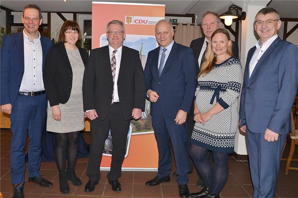 Martin Tesing (3.v.l.) soll Bürgermeister-Kandidat der CDU in Raesfeld werden. Das gaben Fraktion und Vorstand beim Neujahrsempfang am Sonntag bekannt. Tesings Ehefrau Ursula (2.v.l.), Bürgermeister Andreas Grotendorst (l.), Ehrengast Johannes Röring (Bundestagsabgeordneter, Mitte), Bernhard Bölker (3.v.r., Fraktionsvorsitzender), Dr. Sarah Gößling (Vorsitzende Gemeindeverband) und Willi Korth (Landtagsabgeordneter) gratulierten.