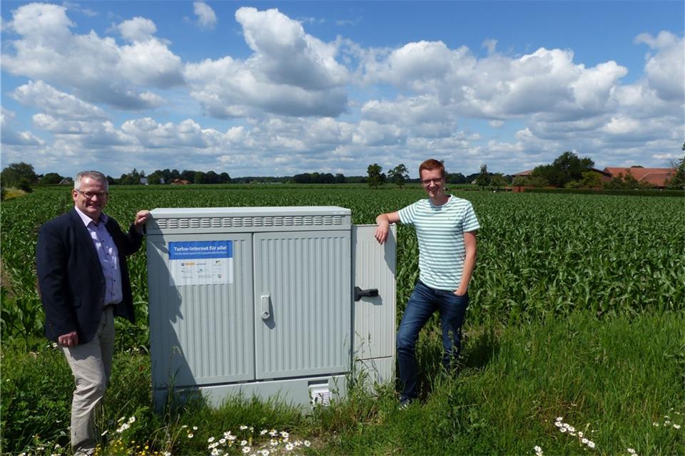 Martin Tesing, der Erste Beigeordnete (links) und Daniel Knufmann, Mitarbeiter der Gemeinde, freuen sich über den Abschluss des Projekts.
