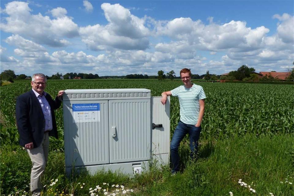 Martin Tesing (links) und Daniel Knufmann, Projektverantwortlicher der Gemeinde für den Breitbandausbau, freuten sich im vorigen Frühjahr über ein komplett durch Breitband erschlossenes Raesfeld.