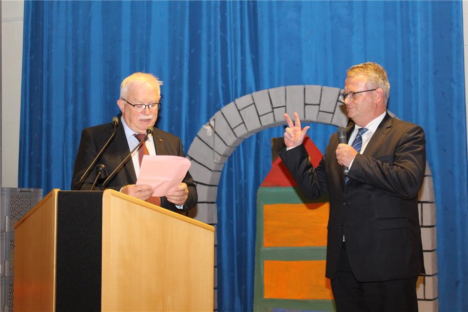 Martin Tesing (rechts) wurde von Karl-Heinz Tünte vereidigt.