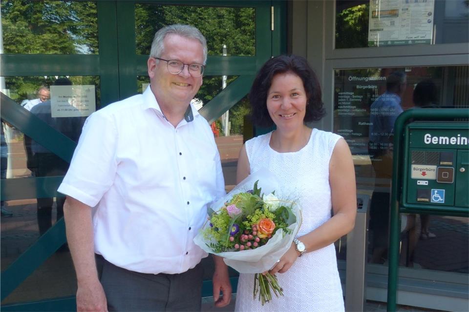 Martin Tesing und Mareen Kamps machen beim Fototermin am Rathaus gute Miene zum langwierigen Spiel: Auch nach sieben Jahren ist eine feste neue Schulleitung für die Erler Grundschule nicht in Sicht. 