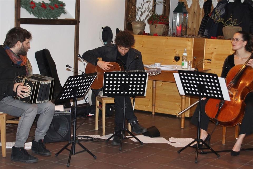 Martin Zued (Bandoneon), Gitarrist Sebastian Pecznik und Samira Aly am Cello haben ein tolles Konzert gegeben.