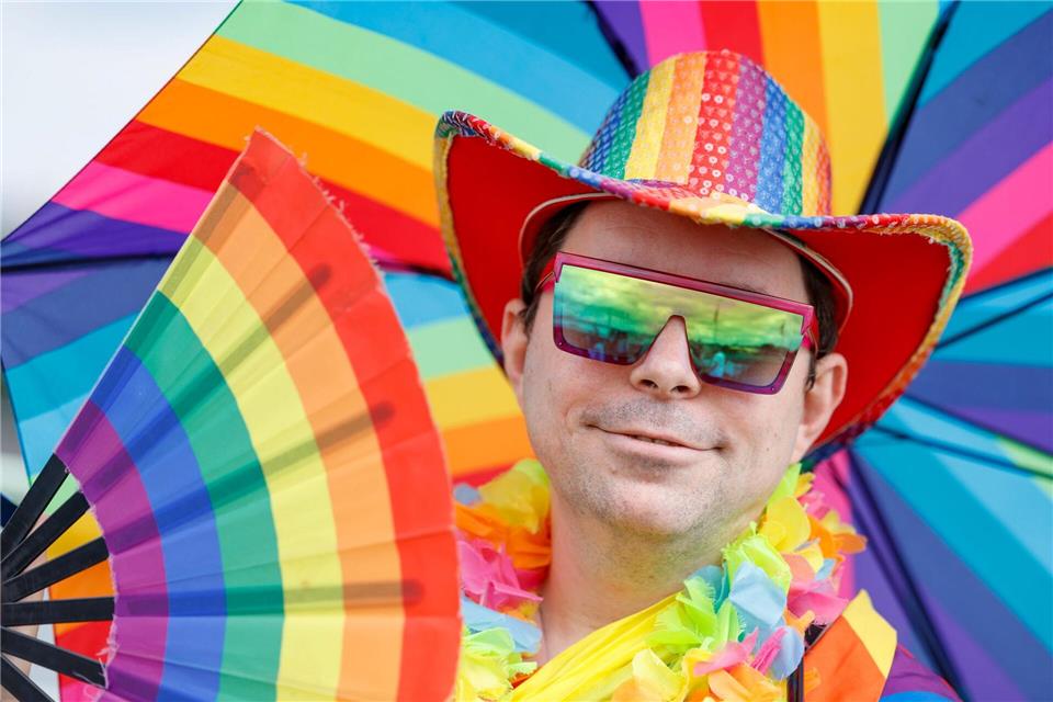 Martin aus Gießen ist auch im Alltag in Regenbogenfarben unterwegs.Thomas Banneyer/dpa