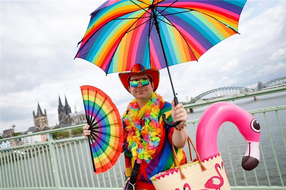 Martin aus Gießen ist auch im Alltag in Regenbogenfarben unterwegs.Thomas Banneyer/dpa