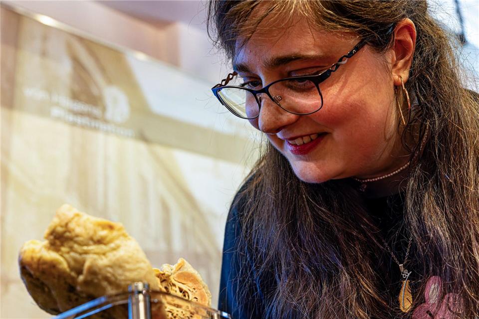 Martina Grabsch ist stolz auf ihr plastiniertes Herz.Frank Hammerschmidt/dpa