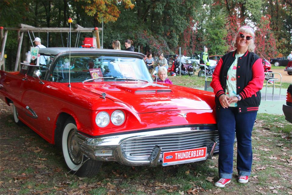 Martina Kroll und ihr knallroter Ford Thunderbird von Jahr 1959, der mit seinen langen Linien und reichlich Chrom die Blicke auf sich zog.