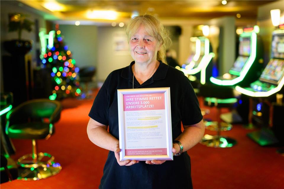 Martina Roos arbeitet seit zwei Jahren in einer Admiral-Spielhalle in Hannover. Eine auslaufende Frist im Spielhallengesetz bereitet ihr Sorgen.Julian Stratenschulte/dpa