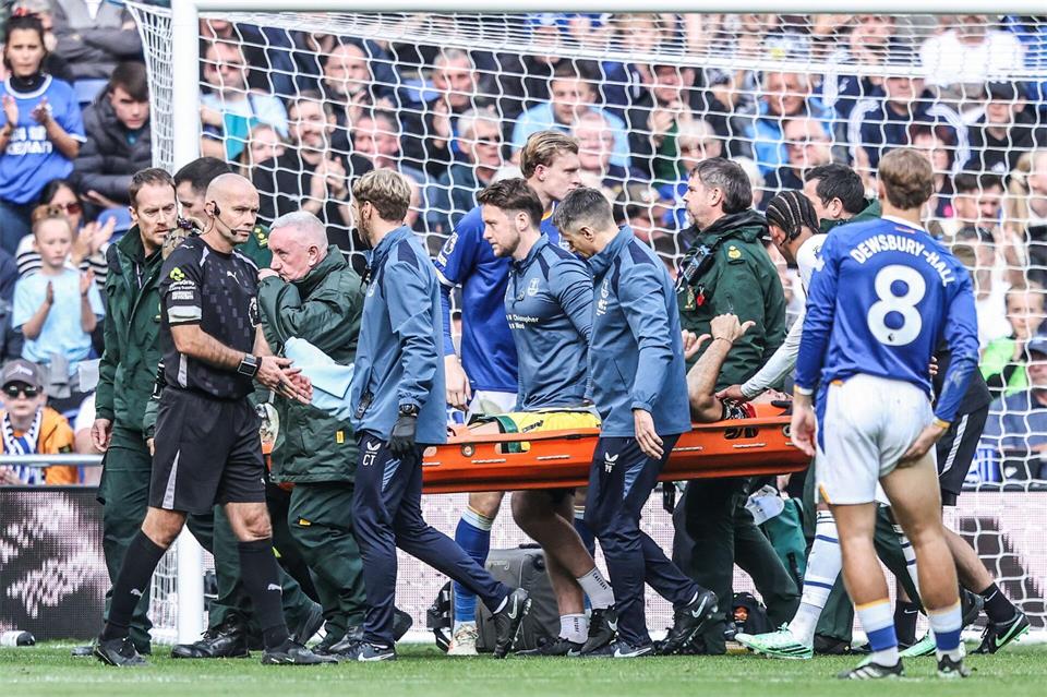 Martínez und Branthwaite stießen beim Premier League Spiel mit den Köpfen zusammen und sackten zu Boden.Alfie Cosgrove/News Images via ZUMA Press Wire/dpa