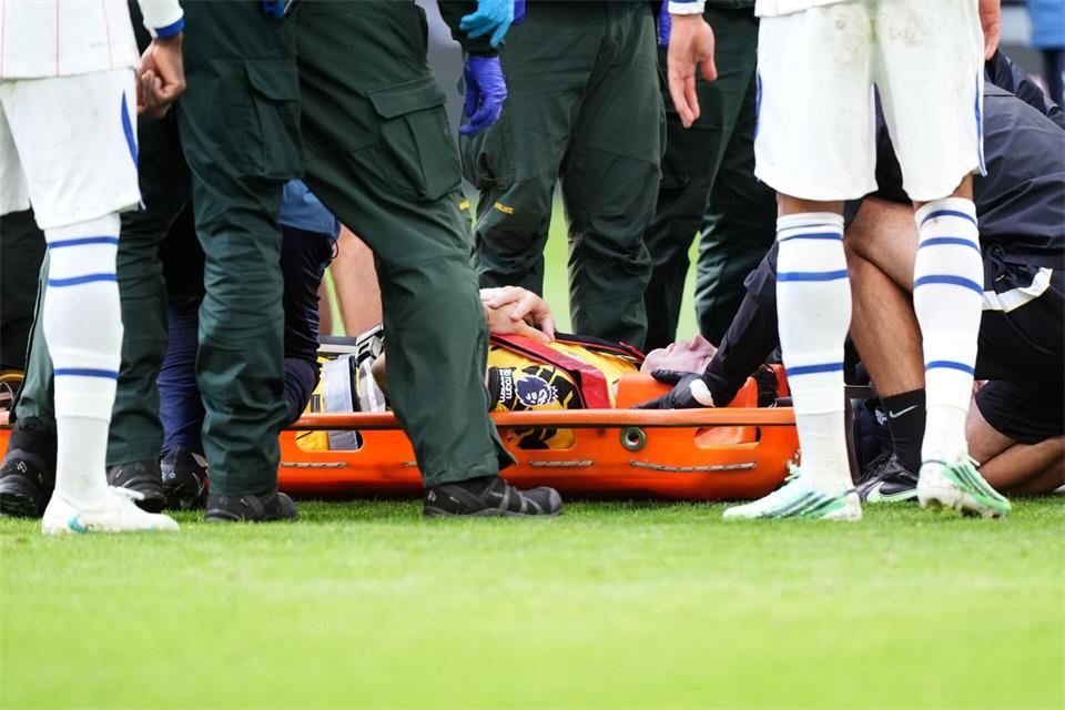 Martínez wurde anschließend direkt ins Krankenhaus gebracht.Mike Egerton/PA Wire/dpa