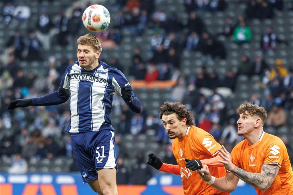 Marton Dardai (l, Hertha BSC) kam im Test bei Lok Leipzig nach einer Verletzungspause wieder zum Einsatz. (Archivbild)Andreas Gora/dpa