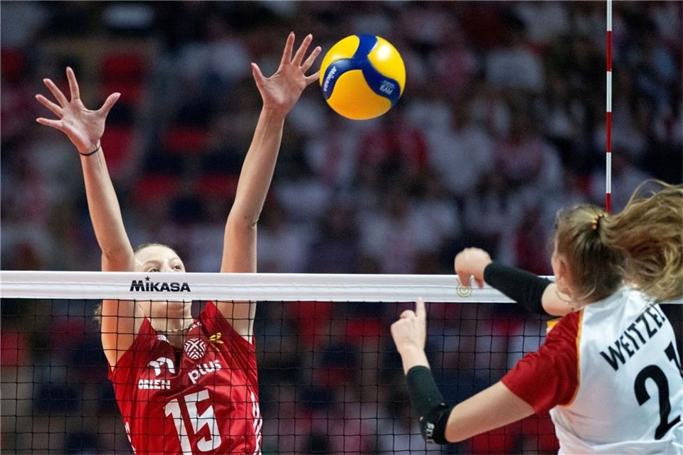 Martyna Czyrnianska (l) aus Polen gegen Camilla Weitzel aus Deutschland.