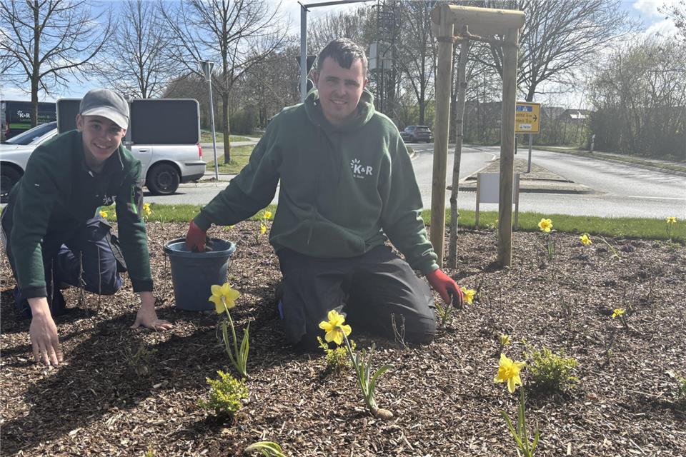 Marvin Menke (re.) hat trotz seiner Lese-Rechtschreib-Schwäche einen Arbeitsplatz gefunden.