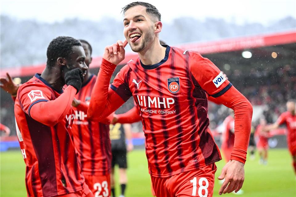 Marvin Pieringer brachte mit seinem Traumtor auch seine Mitspieler zum Staunen.Harry Langer/dpa